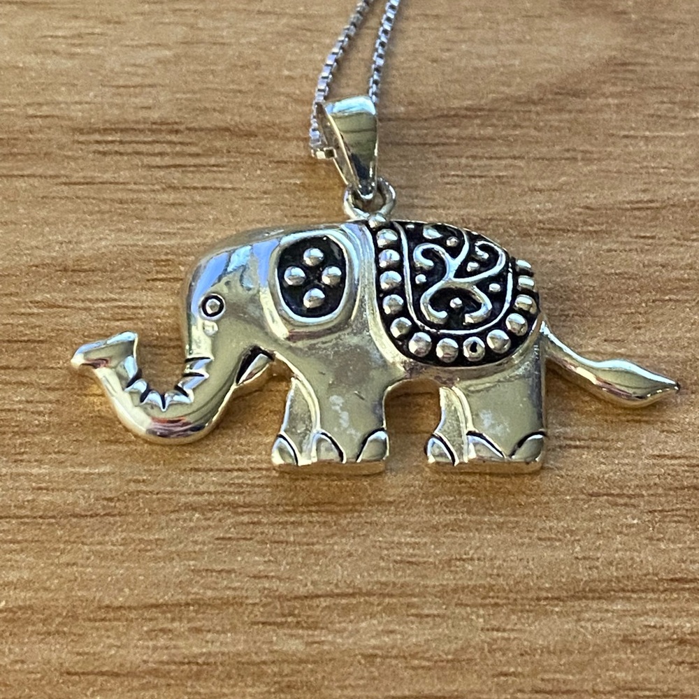 Beautiful Thai elephant pendant, 925 sterling silver necklace